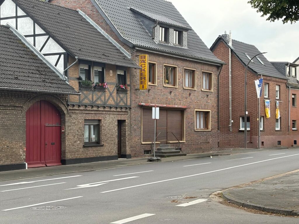Immer mehr Geschäfte schließen Leerstehende Bäckerei in Gynmnich