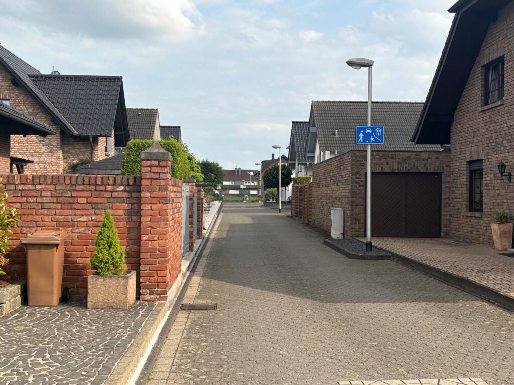 Sichere Straßen sind ein Muss Eine Verkehrsberuhigte Zone, ideal für sichere Schulwege