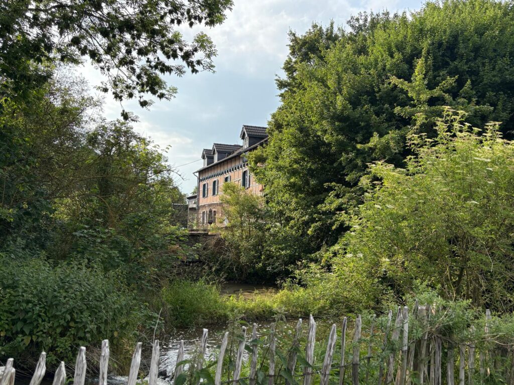 Die kleine Erft an der Gymnicher Mühle Ein kleines, unscheinbares Flussbett, in idyllischer Landschaft, das gefährlich werden kann
