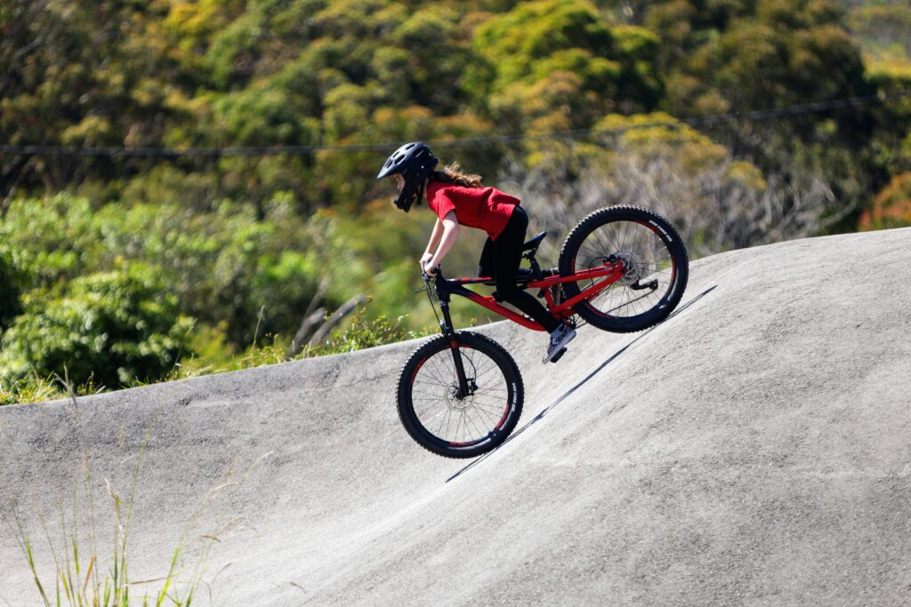Pumptrack, Bild von Unsplash Ein Mann fährt auf einem Fahrrad auf einem Pumptrack