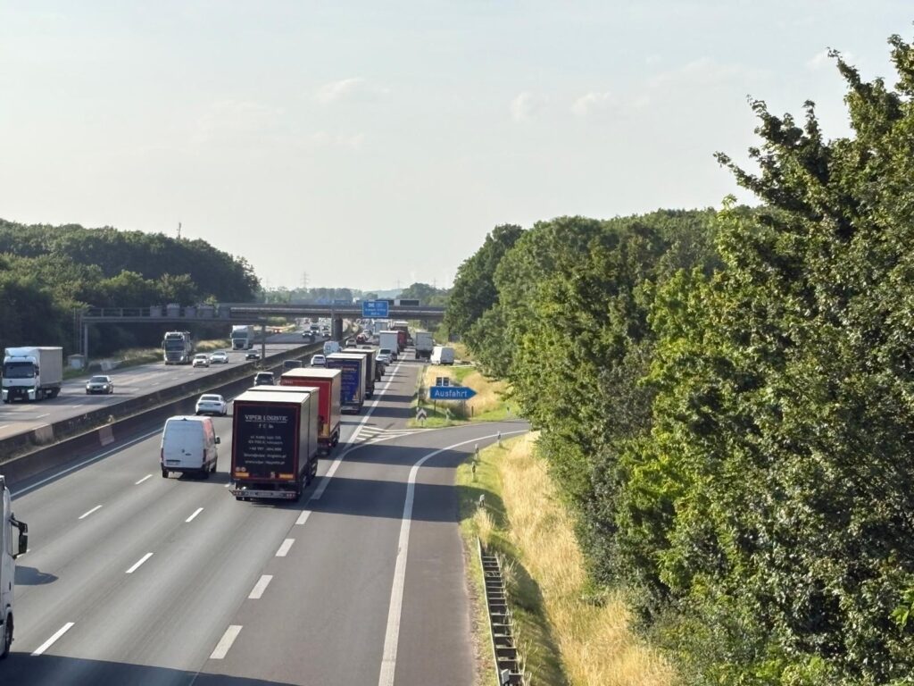 Die Stadt die immer schläft - raus aus Erftstadt? Eine stark befahrene Autobahn bei Erftstadt in Richtung Köln. Morgens verlassen viele Menschen Erftstadt weil es hier nur wenige gute Arbeitsplätze gibt
