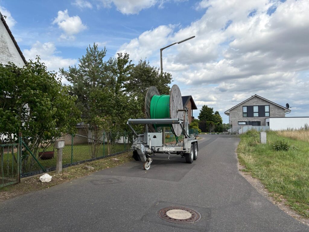 Glasfaserausbau in Erftstadt Eine Rolle mit Speedpipes auf einer Straße in einem Wohngebiet