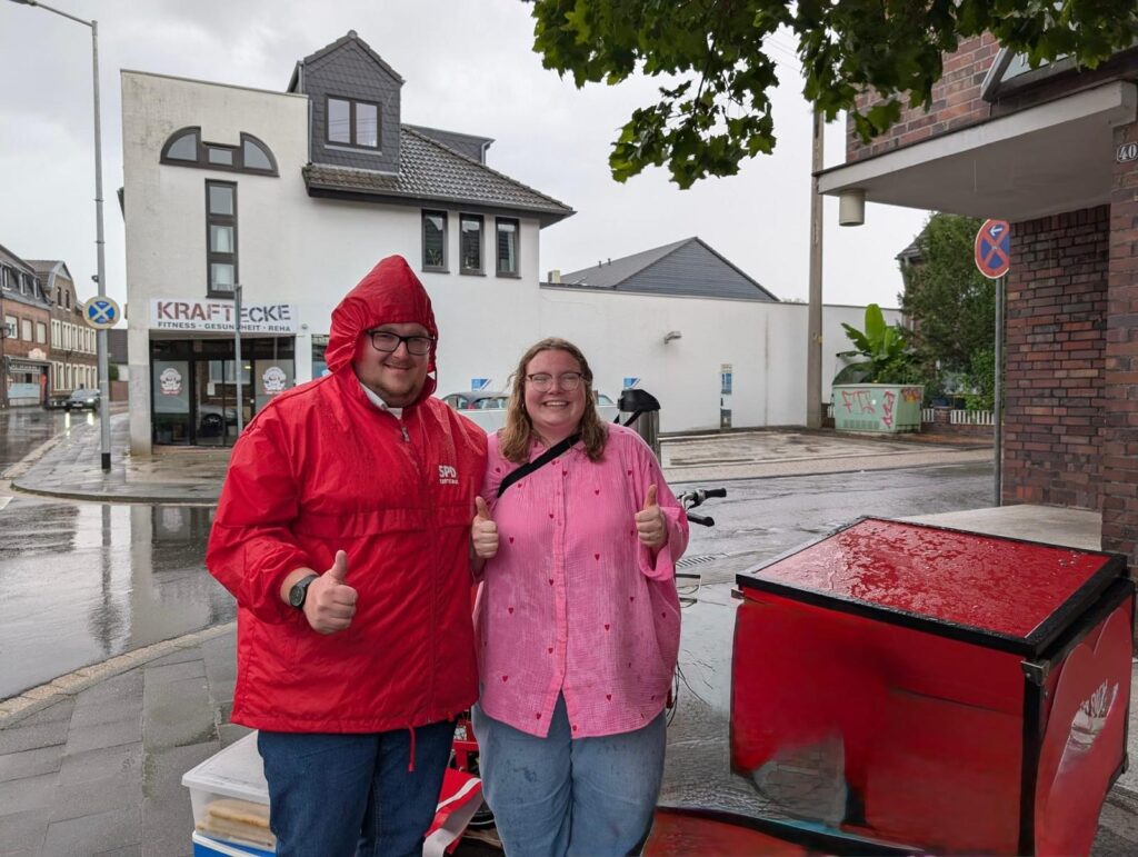 Es gibt kein schlechtes Wetter Ida Görtlitz und Marcel Trautmann halten die Stellung an unserem Stand in Gymnich bei Regenwetter