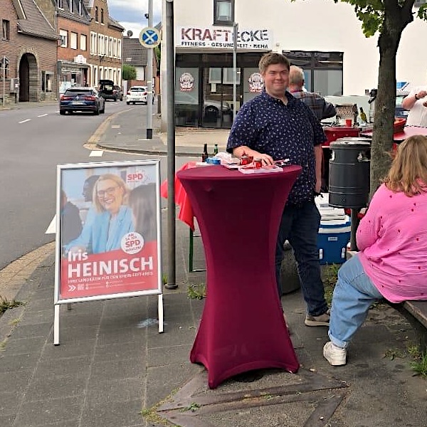 Wahlkampf im Gymnich Konrad Alter an einem belebten Wahlkampfstand in Gymnich